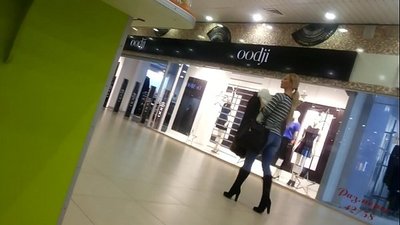 Parádna baba v supermarkete.